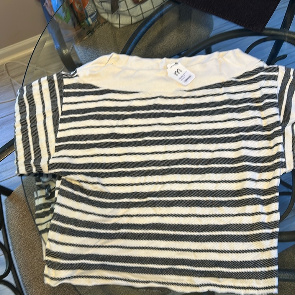 Lightweight, off the shoulder pull over